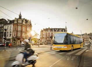 fahrender Bus in der Stadt